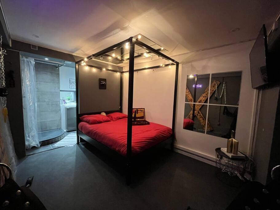 Les 50 Nuances De Rouge Loveroom * Souppes-sur-Loing